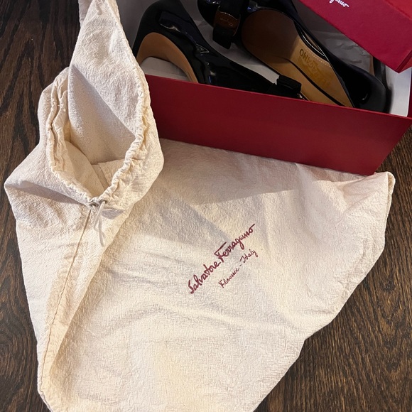 Salvatore Ferragamo Leather Bow Accent Pumps - Picture 10 of 12